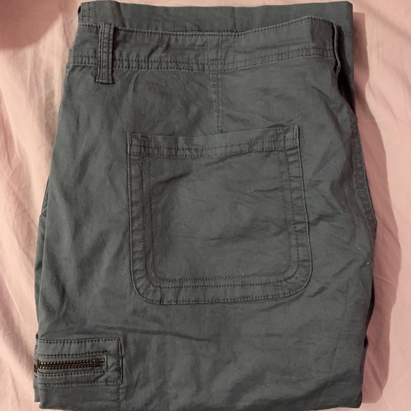 COPY - Knee-Length Capris and Roll-Up Shorts - Picture 5 of 5